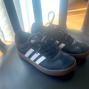 Boys LIKE new Adidas VL court Sneaker